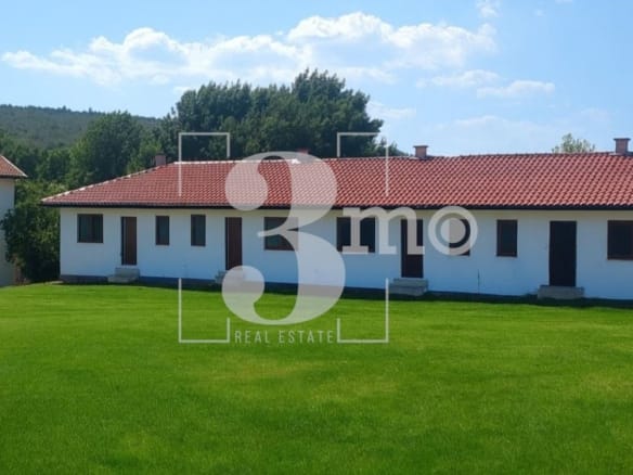„3mo“ недвижими имоти продава две къщи-близнак, находящи се в с. Юнец, област Варна - 0
