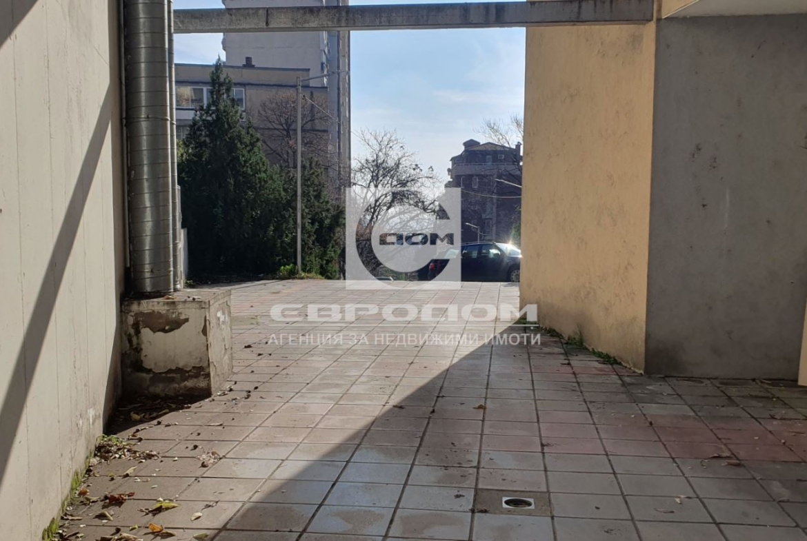 Продавам ПАРКОМЕСТА, разположени в сутерена на жилищна сграда - 0