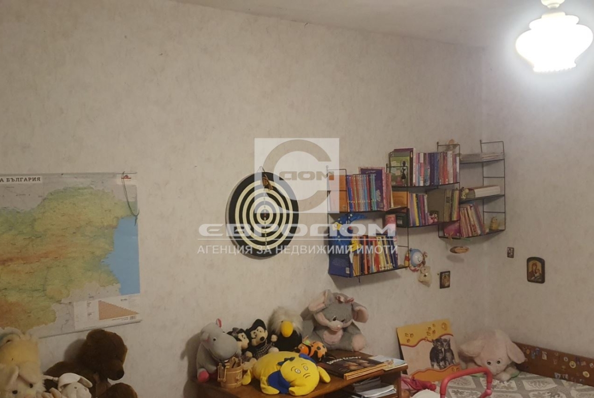Едноетажна къща с голям двор в село Караново, общ. Нова Загора - 0