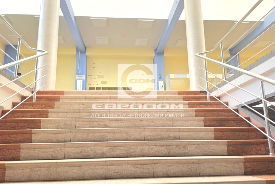 Търговско помещение с лице към пешеходен булевард - 0