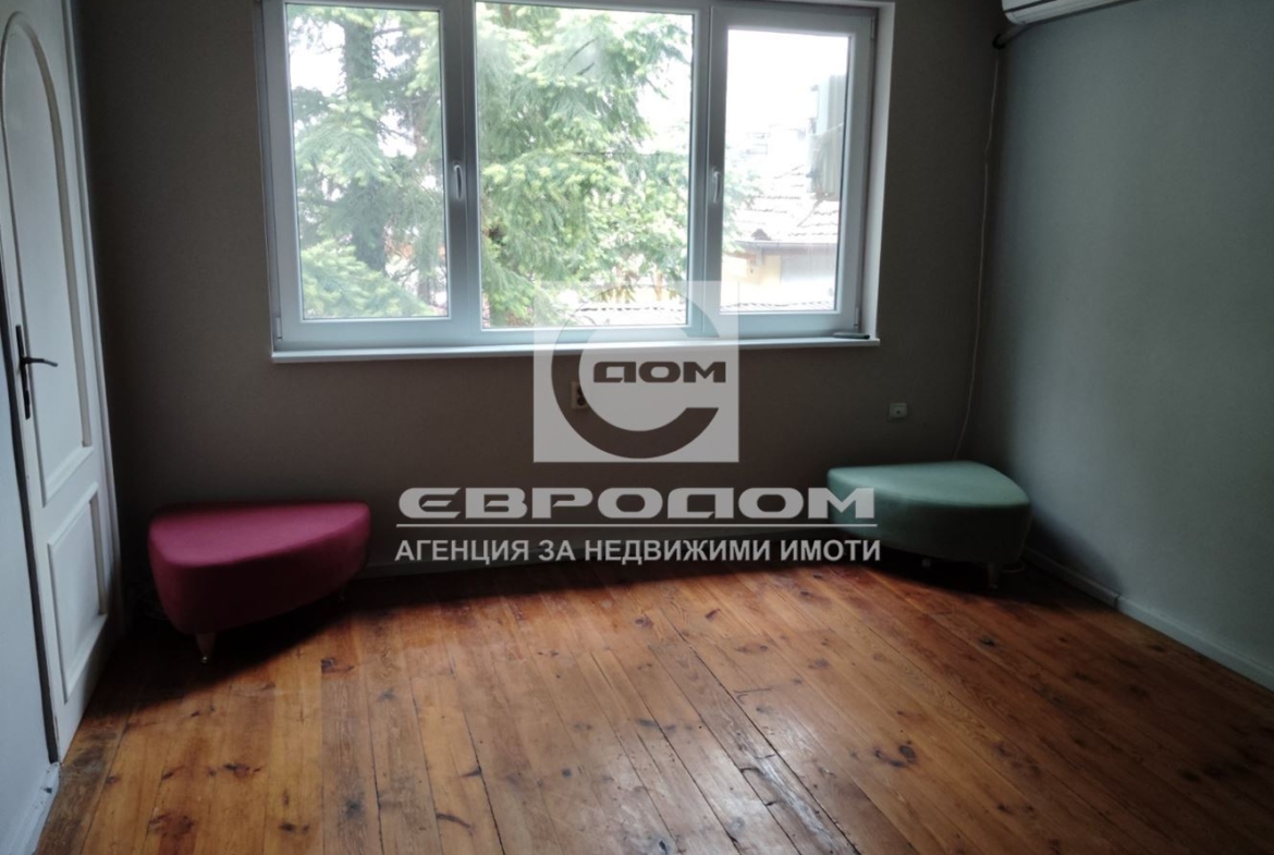 Градска къща с голям двор - 0