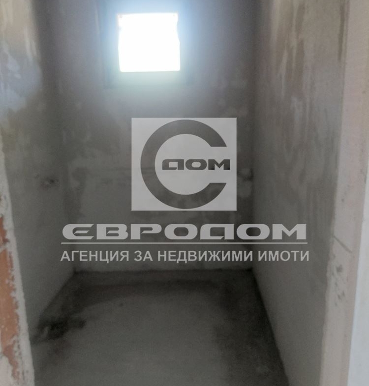 Три стаен апартамент Ново строителство с дворно място и самостоятелен вход от двора . - 0