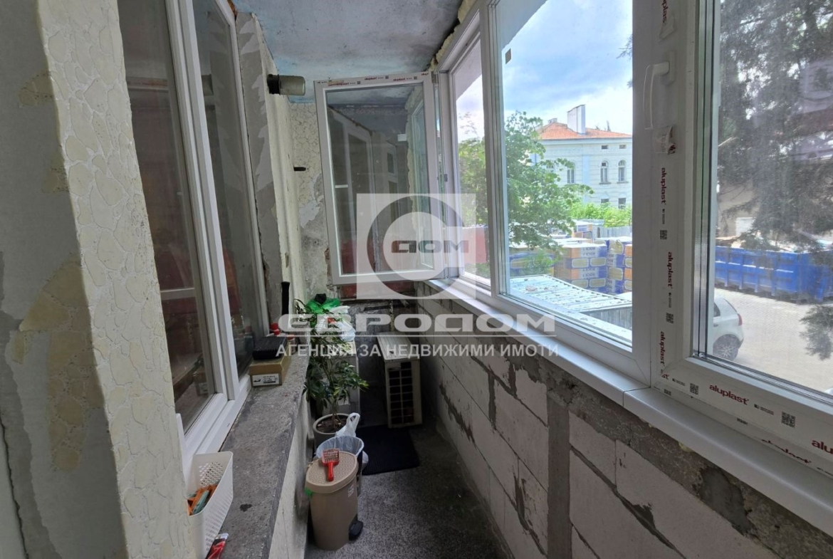 Тристаен апартамент с кухня до църквата "Св. Богородица" - 0
