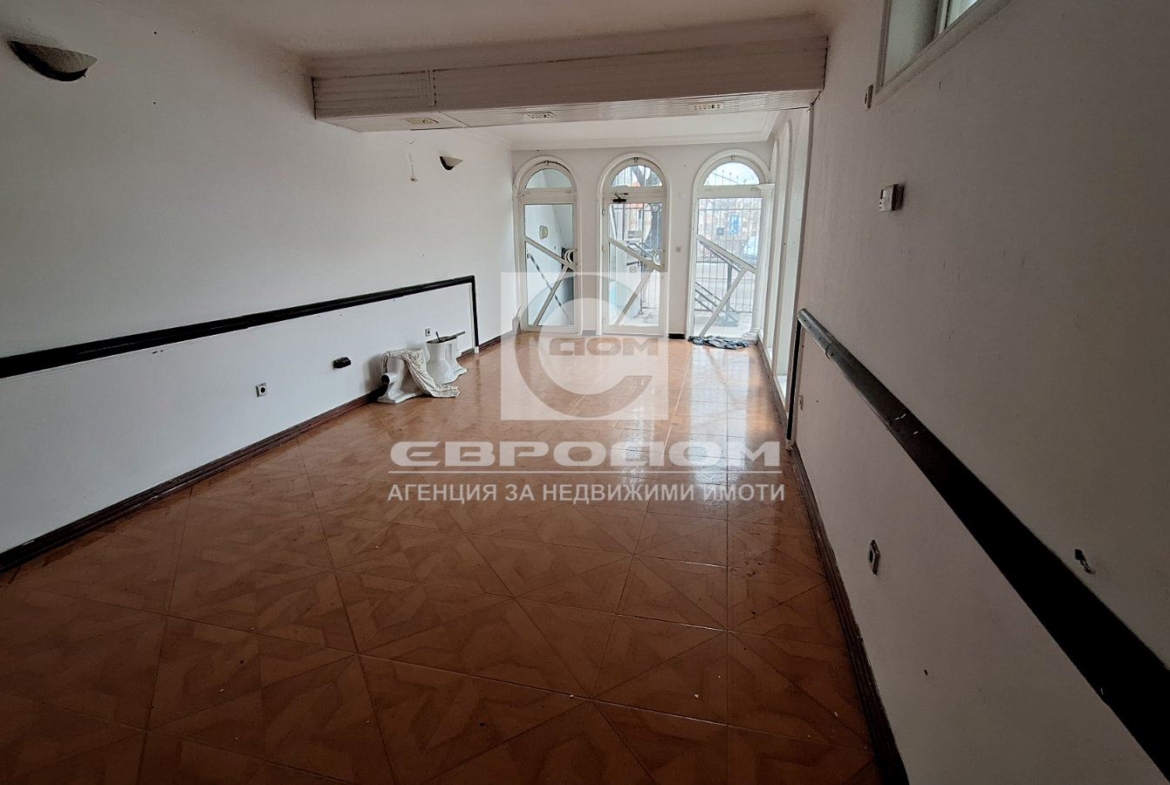 Продавам многофункционален търговски имот с топла кухня и тераса - 0