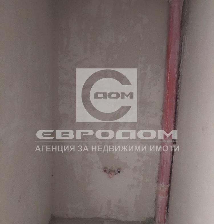 Продавам 2- стаен апартамент с двор и отлична комуникация - 0