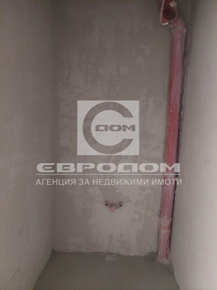 Продавам 2- стаен апартамент с двор и отлична комуникация - 0