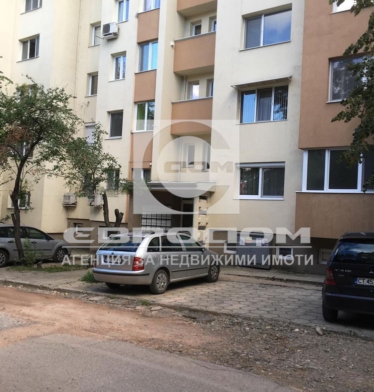 Продавам тристаен в района на математическа гимназия - 0