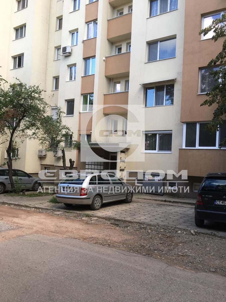 Продавам тристаен в района на математическа гимназия - 0