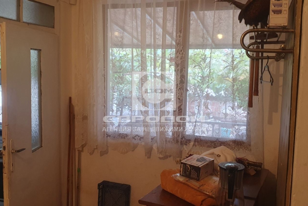 Едноетажна къща с голям двор в село Караново, общ. Нова Загора - 0