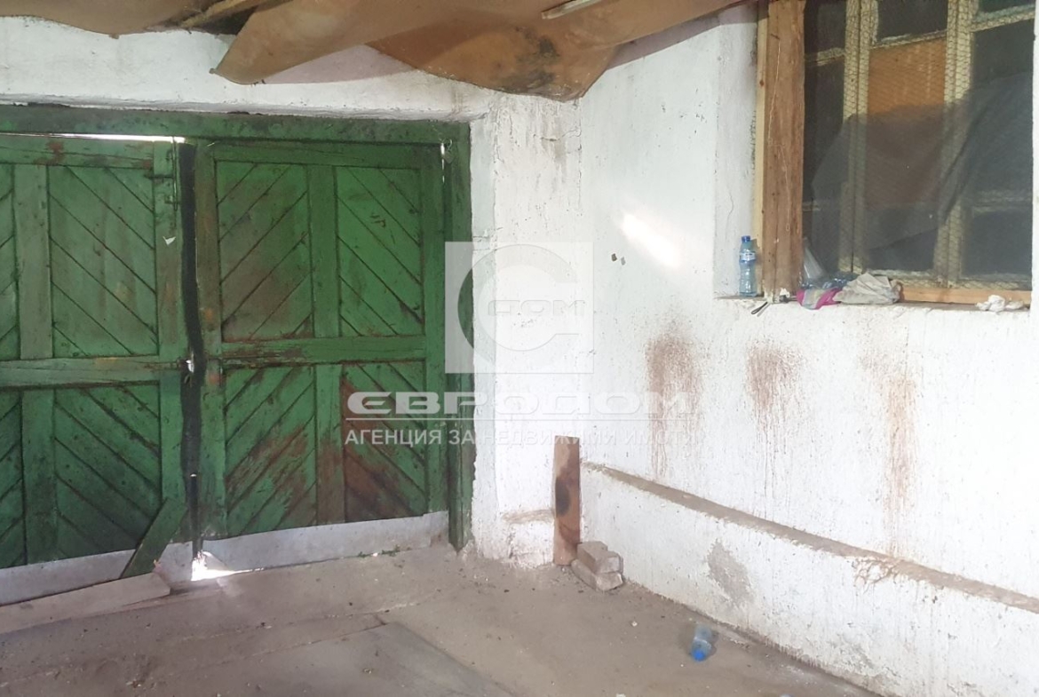 Едноетажна къща с голям двор в село Караново, общ. Нова Загора - 0