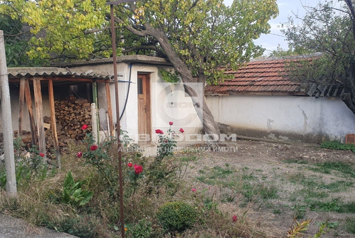 Едноетажна къща с голям двор в село Караново, общ. Нова Загора - 0