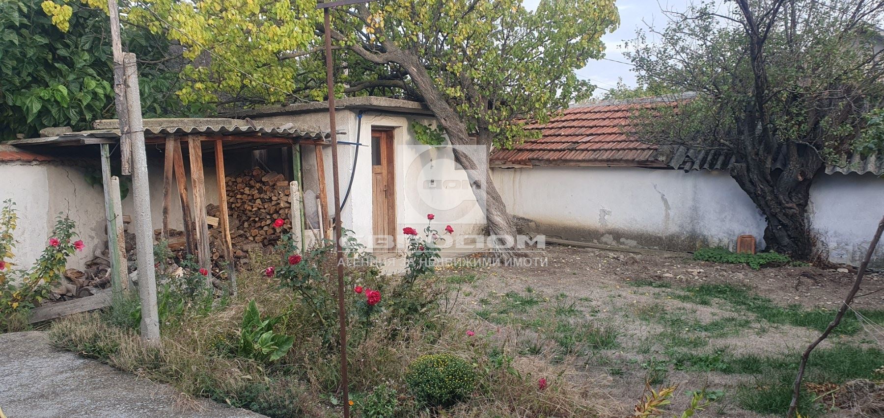 Едноетажна къща с голям двор в село Караново, общ. Нова Загора - 0