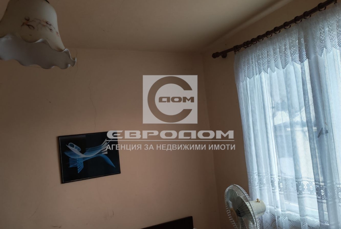 Продавам къща с голям двор в с. Кирилово - 0