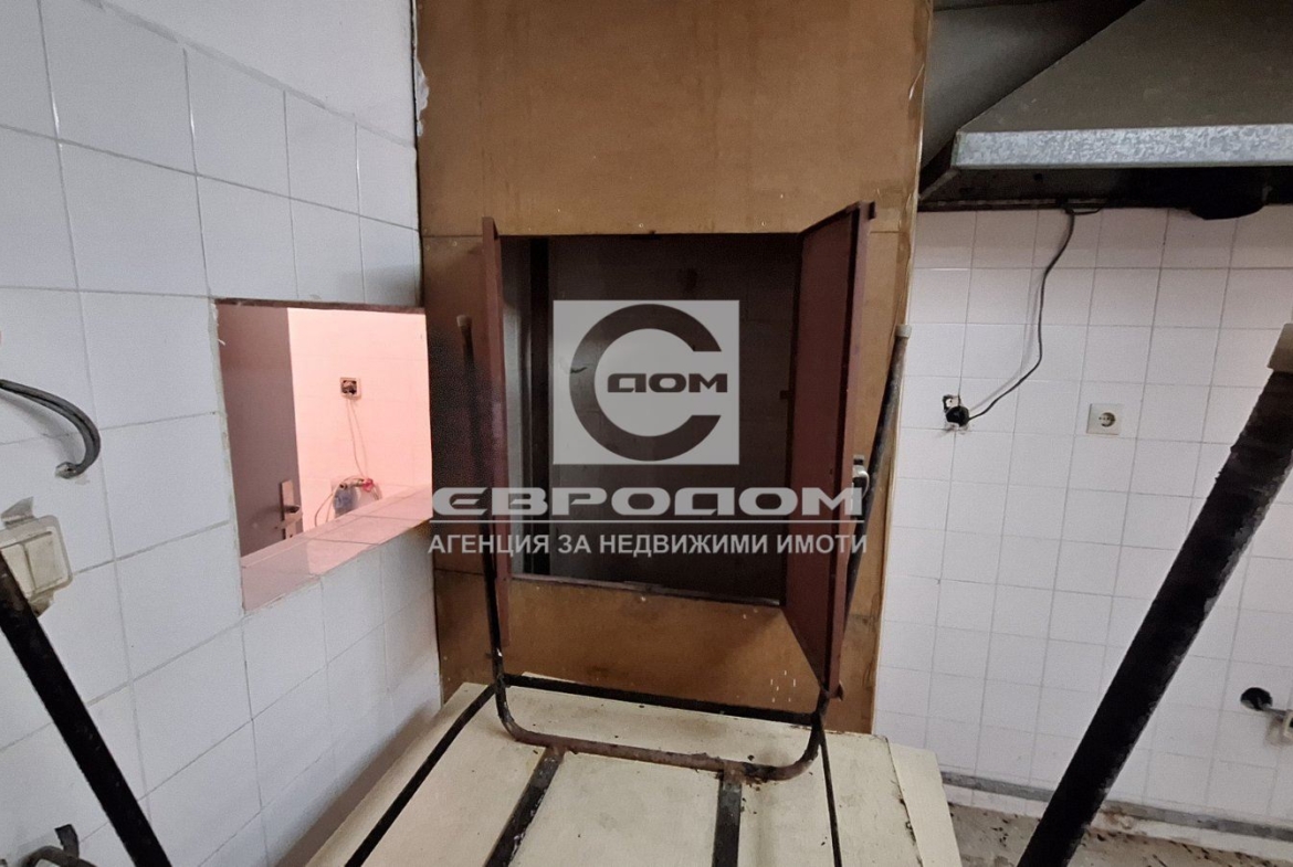 Продавам многофункционален търговски имот с топла кухня и тераса - 0