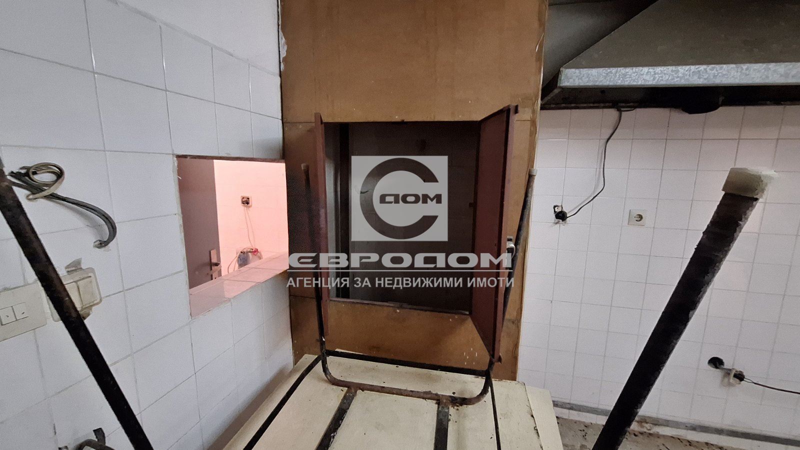 Продавам многофункционален търговски имот с топла кухня и тераса - 0