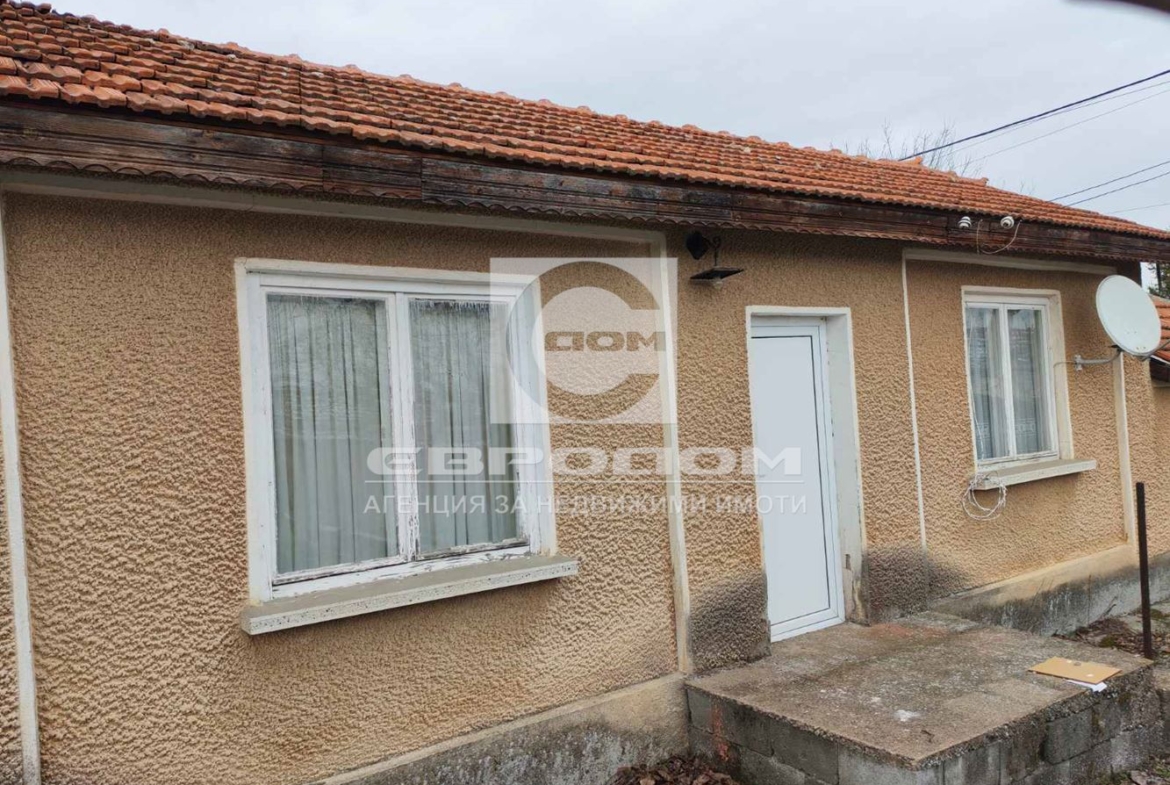 Продавам къща с голям двор в с. Кирилово - 0