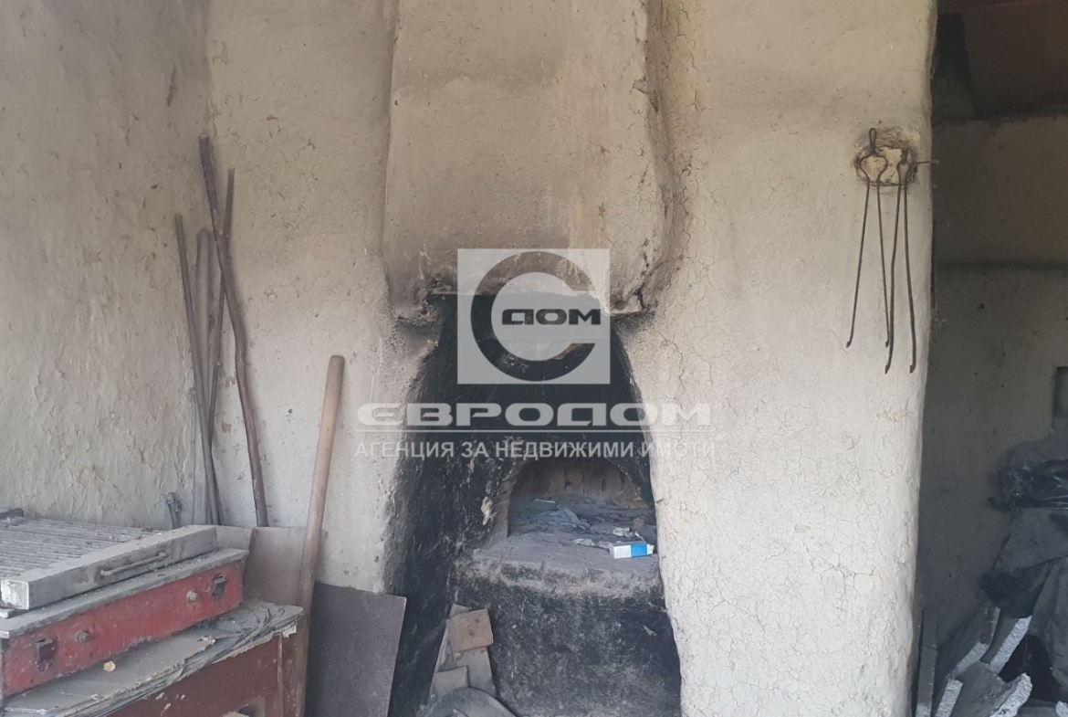 Едноетажна къща с голям двор в село Караново, общ. Нова Загора - 0