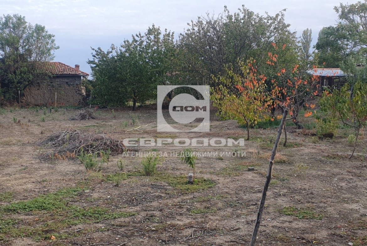Едноетажна къща с голям двор в село Караново, общ. Нова Загора - 0