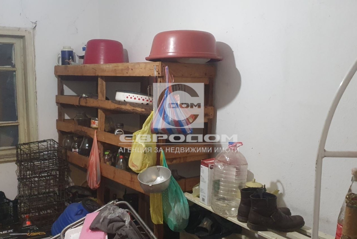 Едноетажна къща с голям двор в село Караново, общ. Нова Загора - 0