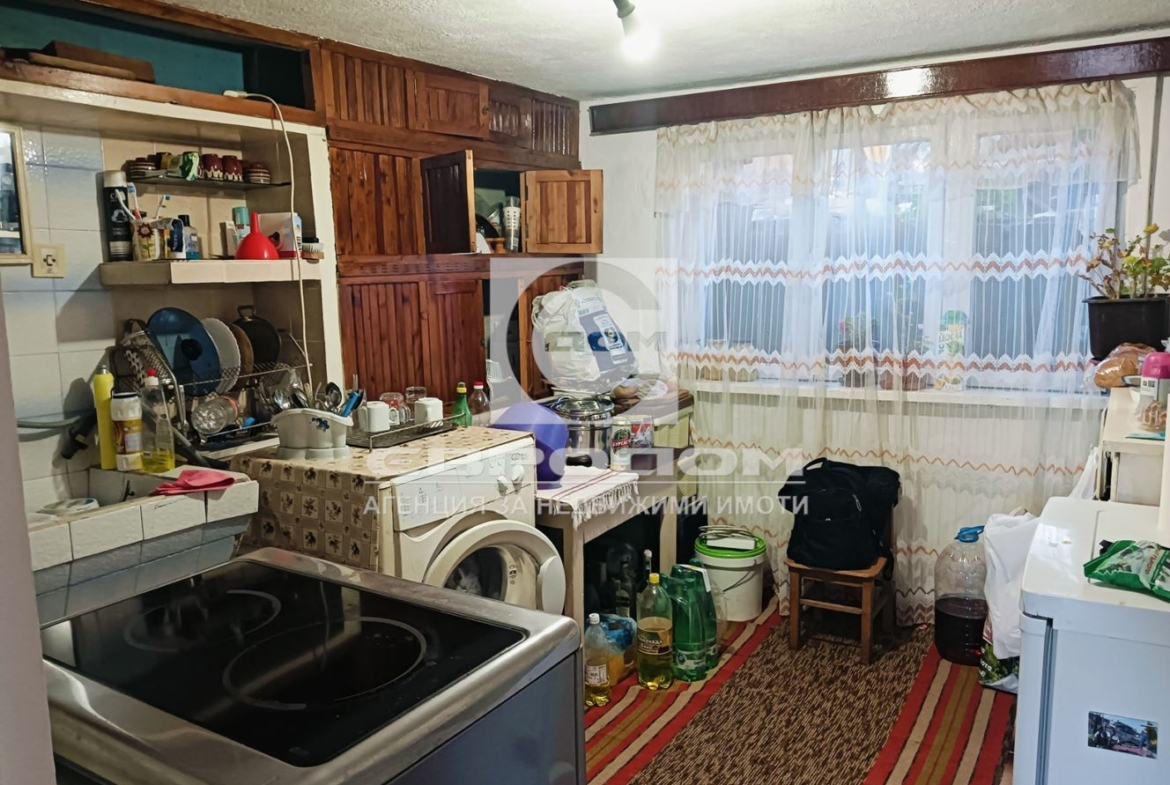 Продавам част от къща в квартал Македонски - 0