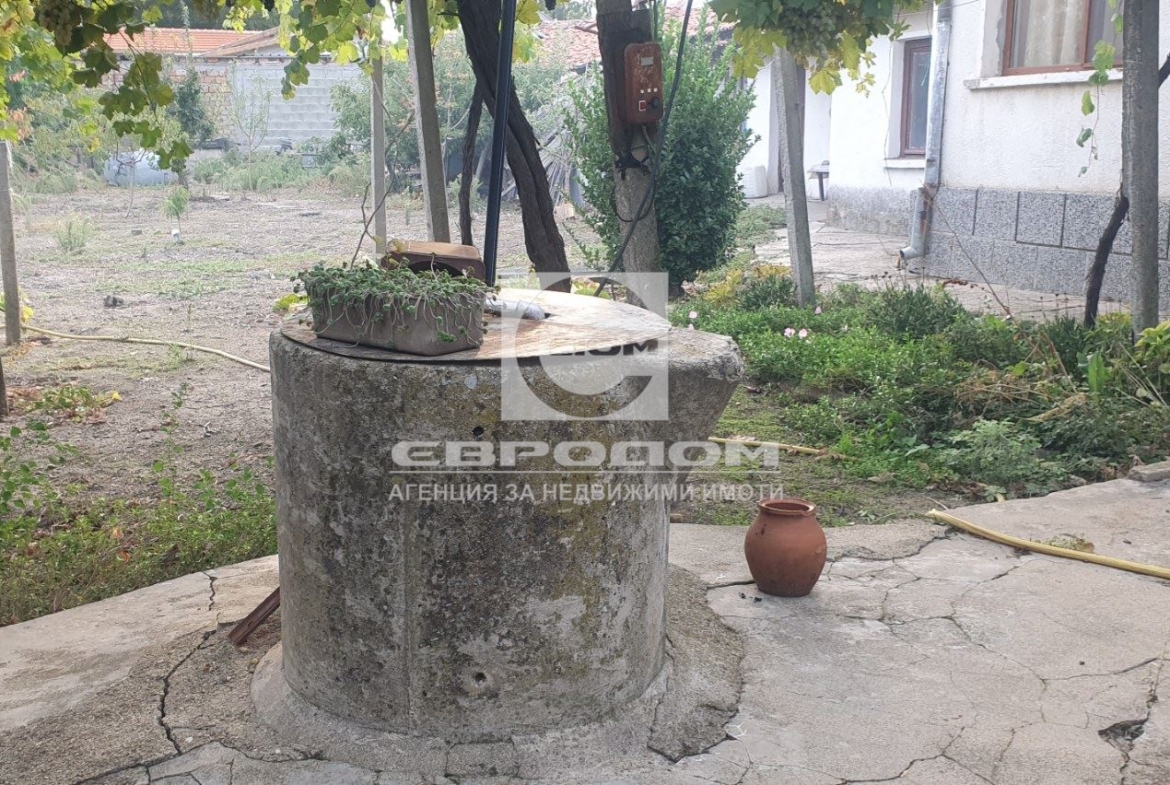 Едноетажна къща с голям двор в село Караново, общ. Нова Загора - 0