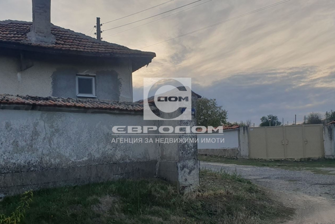 Едноетажна къща с голям двор в село Караново, общ. Нова Загора - 0