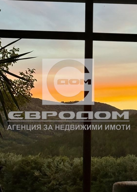 Къща с прекрасна гледка в с. Змейово - 0