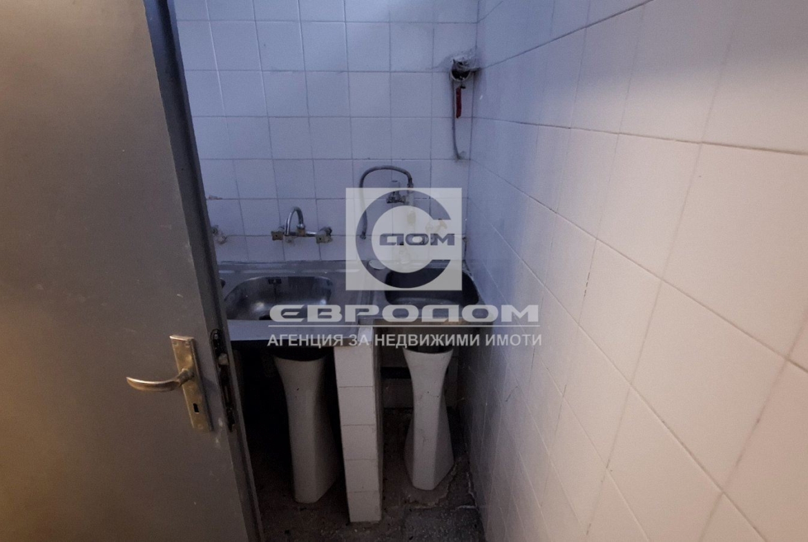 Продавам многофункционален търговски имот с топла кухня и тераса - 0