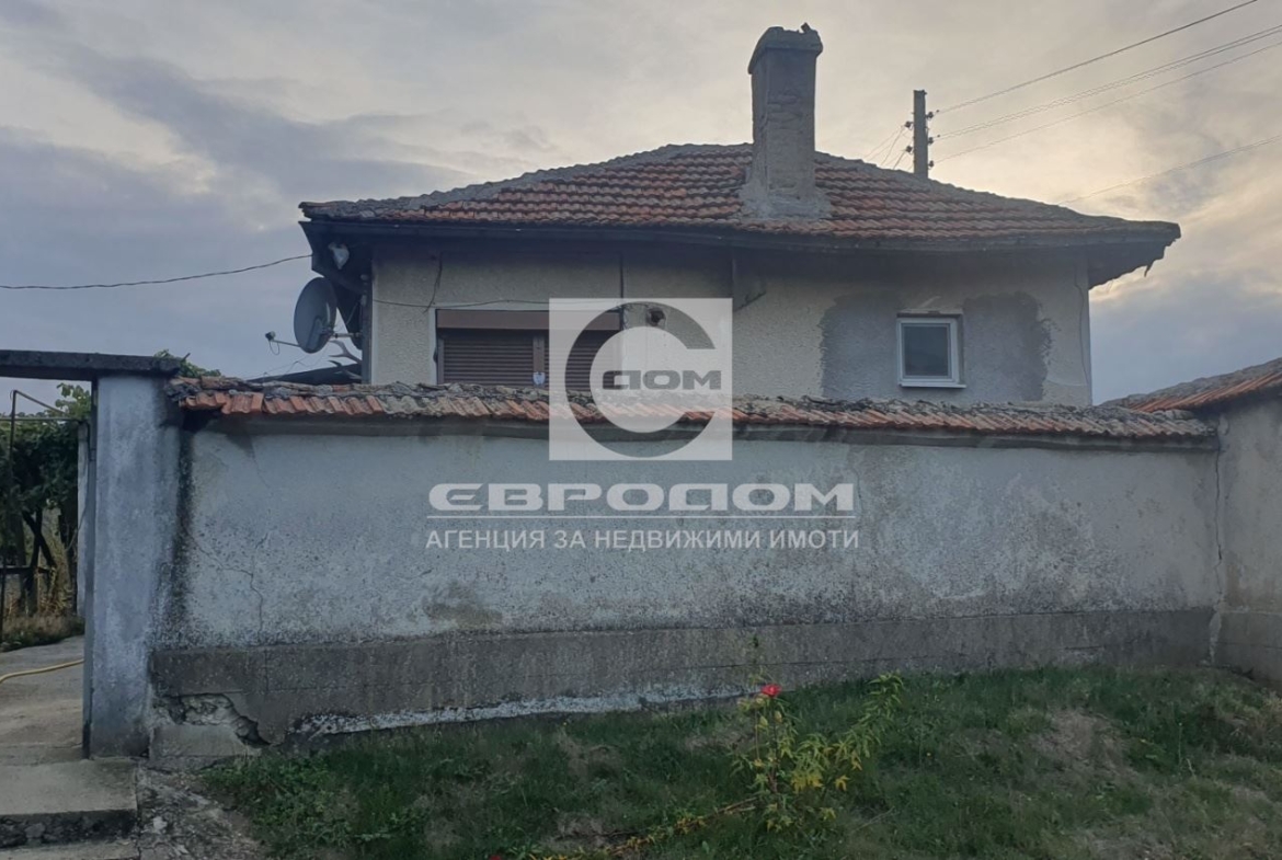 Едноетажна къща с голям двор в село Караново, общ. Нова Загора - 0