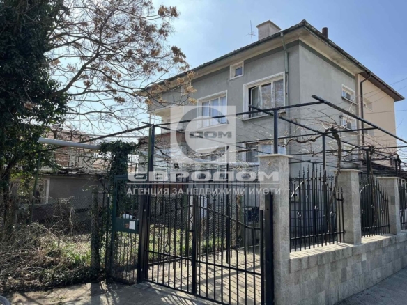 Продавам триетажна къща в кв. Кольо Ганчев - 0