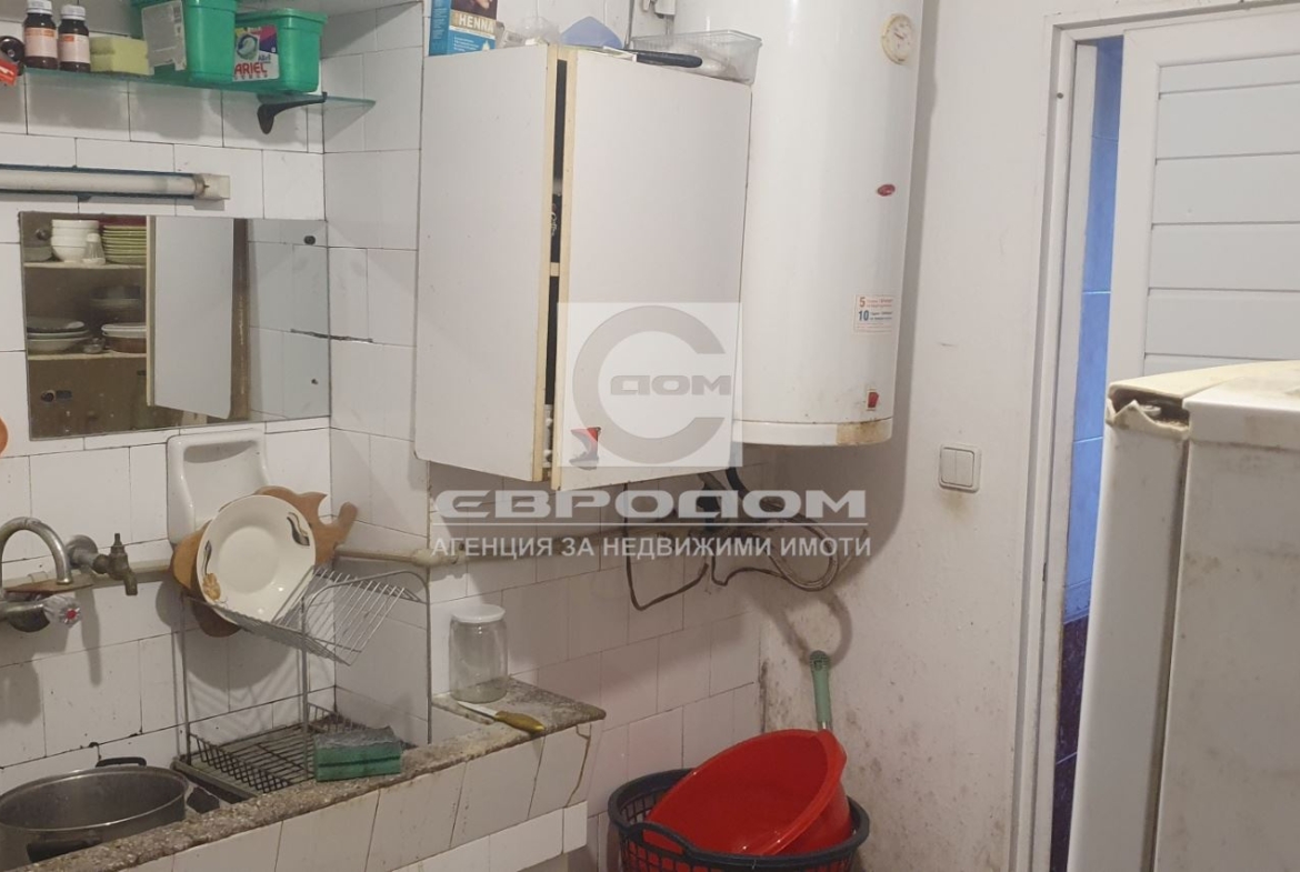 Едноетажна къща с голям двор в село Караново, общ. Нова Загора - 0